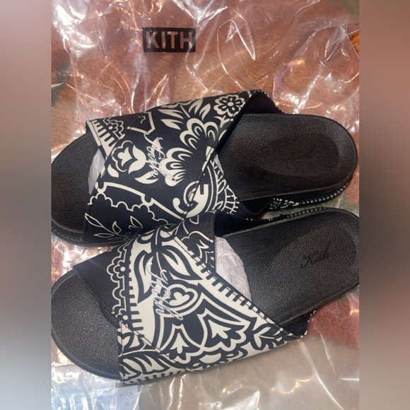 Brand New unisex KITH slides S/S ‘24 black & cream paisley print size 39 UK 6.5 - Picture 3 of 5